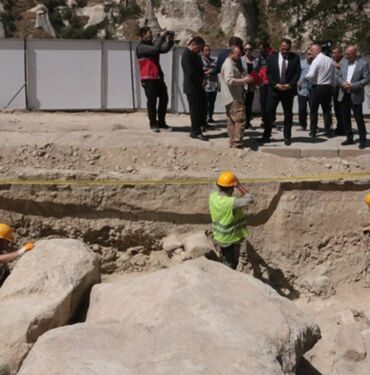 Karayolunun altından nekropol çıktı