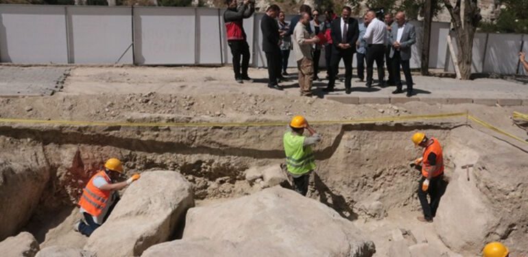 Karayolunun altından nekropol çıktı