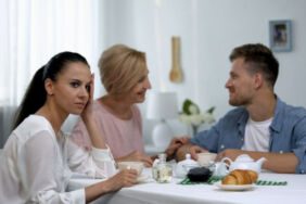 Kayınvalidesinin kocasına aşık olduğunu söyledi 'Onun seksi olduğunu ve onu koklamak istediğini söylüyor'