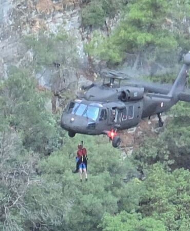 Kaz Dağları'nda mahsur kalan 10 kişi helikopterle kurtarıldı