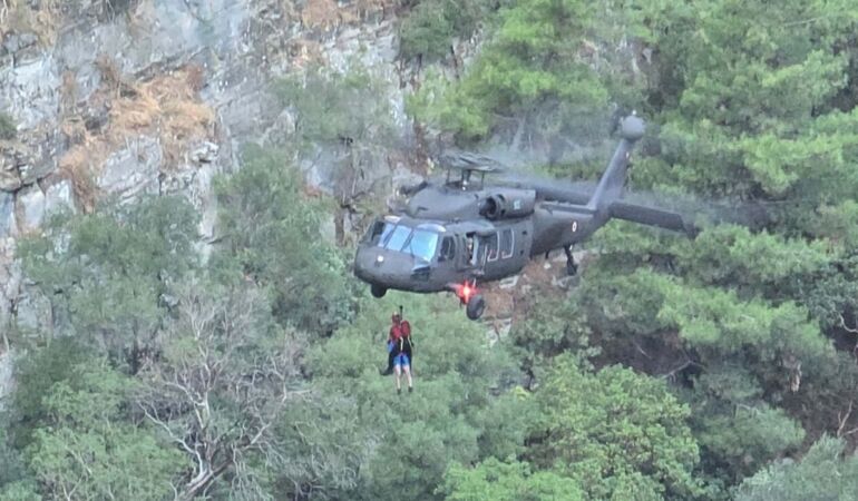 Kaz Dağları'nda mahsur kalan 10 kişi helikopterle kurtarıldı