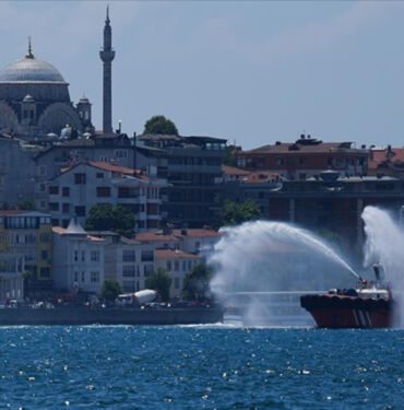 Kıyı Emniyeti, şehit ve gaziler anısına deniz araçlarıyla Boğaz'da saygı seyri yaptı
