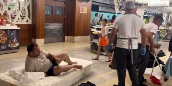 Kliması onarılmayınca çözümü yatağını otel yemekhanesine taşımakta buldu!