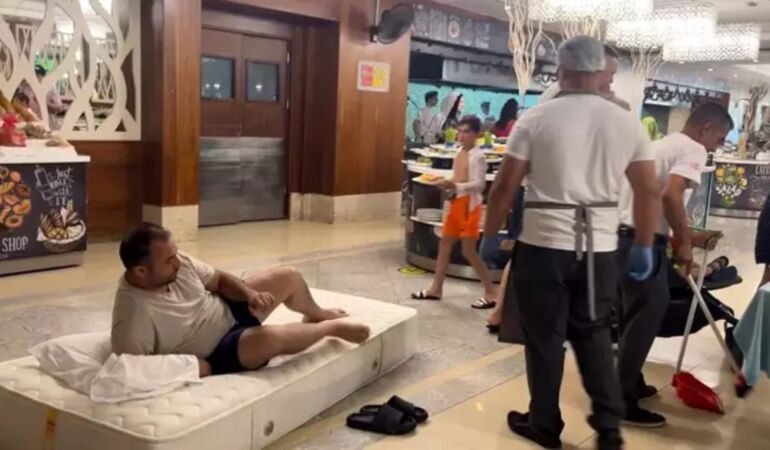 Kliması onarılmayınca çözümü yatağını otel yemekhanesine taşımakta buldu!