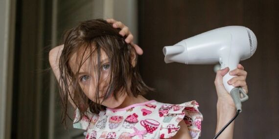 Kulaklarınızı saç kurutma makinesiyle kurutun! Bu üç belirtide zaman kaybetmeyin, çünkü…