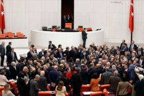 Meclis'te hırsızlık kavgası AKP'li eski bakan DEM Parti'li vekile tokat attı!