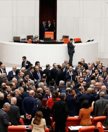 Meclis'te hırsızlık kavgası AKP'li eski bakan DEM Parti'li vekile tokat attı!