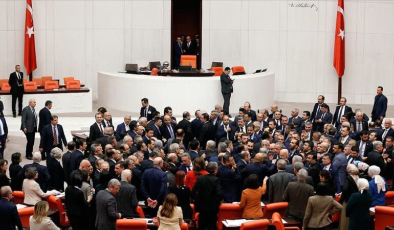 Meclis'te hırsızlık kavgası AKP'li eski bakan DEM Parti'li vekile tokat attı!