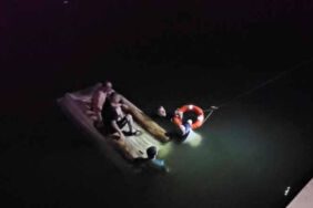 Meriç Nehri'nde tekne alabora oldu... 5 arkadaş kurtarıldı!