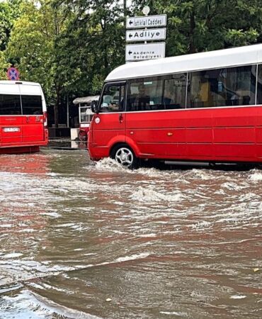 Mersin'de sağanak etkili oldu