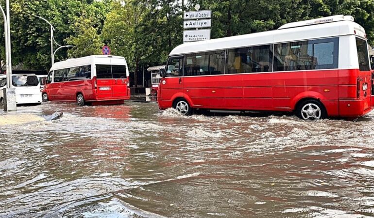 Mersin’de sağanak etkili oldu