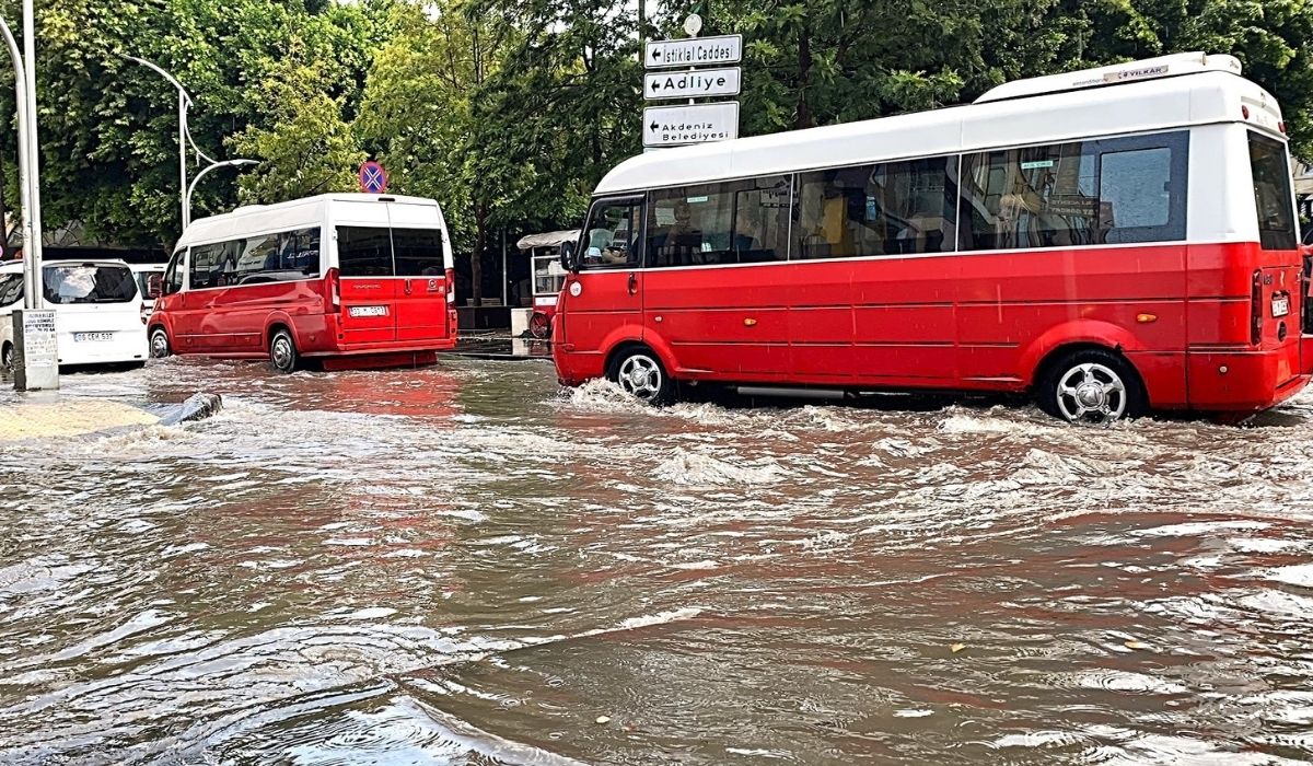 Mersin'de sağanak etkili oldu