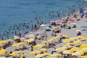 O şehirde termometreler 41 dereceyi gördü! Sıcaktan bunalanlar kendini denize attı!