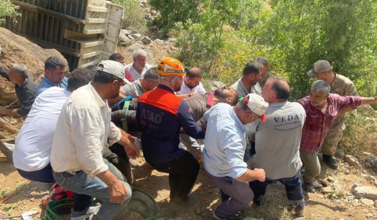 Odun yüklü kamyon devrildi: Sürücü aracın altında sıkıştı