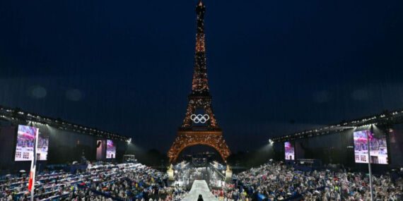 Olimpiyatlar, nehirde geçit töreni ve konserlerle başladı