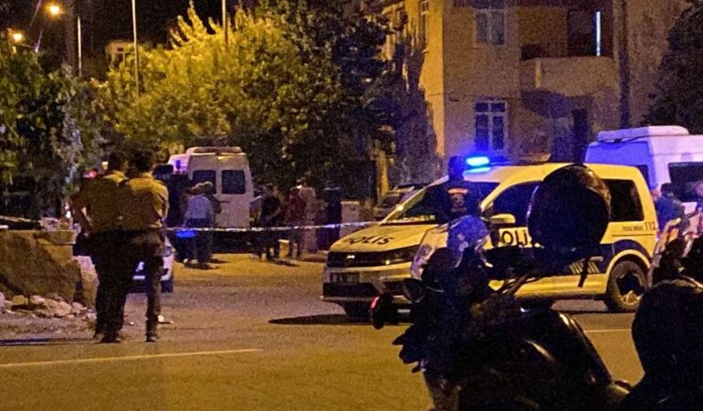 Otomobilin üzerine çıkıp, silahla etrafa ateş açtı