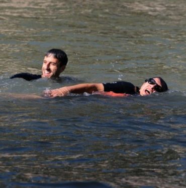 Paris Belediye Başkanı 'kirlilik' tartışmalarına son noktayı koydu Sen Nehri'nde yüzdü!