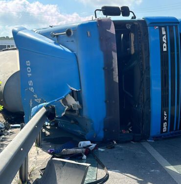 Pendik'te beton mikseri devrildi Yaralı şoför olay yerinden kaçtı