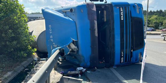 Pendik’te beton mikseri devrildi: Yaralı şoför olay yerinden kaçtı