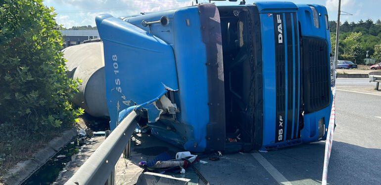 Pendik’te beton mikseri devrildi: Yaralı şoför olay yerinden kaçtı