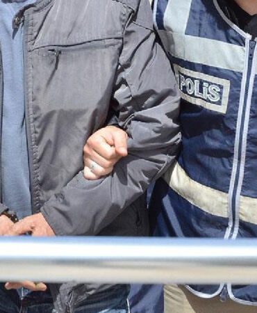 Polis ekipleri 3 organizatör ve 6 göçmeni yakaladı