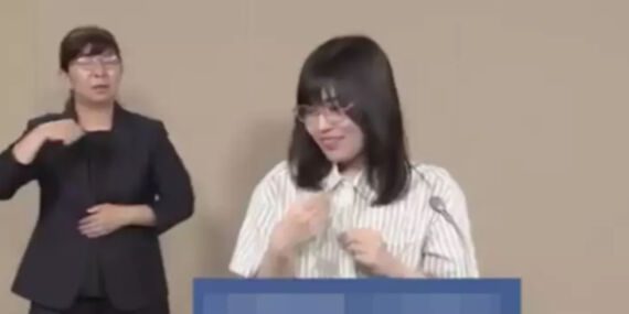 İlginç seçim kampanyası: Canlı yayında üstünü çıkarttı!