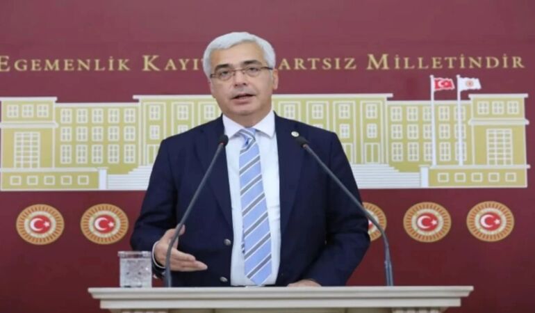 Salih Uzun'dan sokak hayvanları yasasına tepki 'Muhafazakarlığımızı vicdan ile buluşturmayı öneriyorum'
