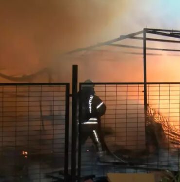 Sancaktepe’de ahır ve kümes alev alev yandı