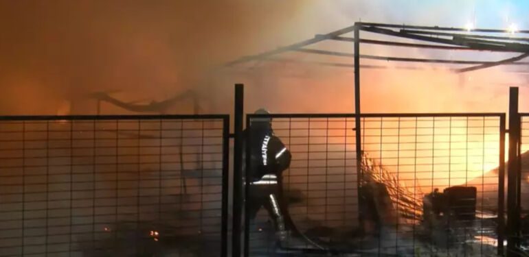 Sancaktepe’de ahır ve kümes alev alev yandı