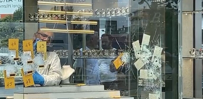 Sancaktepe’de soyguncularla kuyumcu arasında çatışma: 1 yaralı