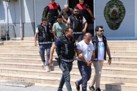 Şanlıurfa'da film gibi soygun... Polis kıyafetiyle evine gittikleri kuyumcuyu kelepçeleyip, 2 kilo 300 gram altın çaldılar!