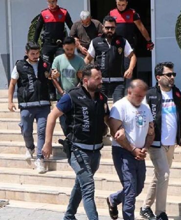 Şanlıurfa'da film gibi soygun... Polis kıyafetiyle evine gittikleri kuyumcuyu kelepçeleyip, 2 kilo 300 gram altın çaldılar!