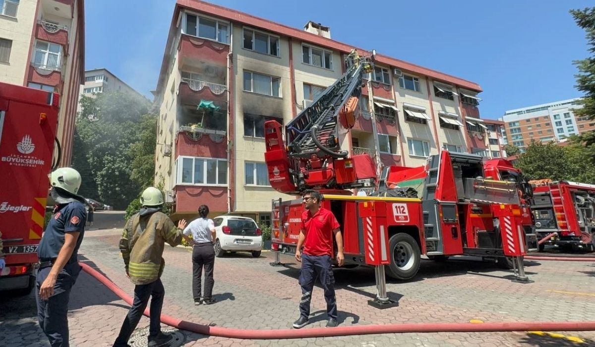 Şişli'de 4 katlı binada çıkan yangın söndürüldü