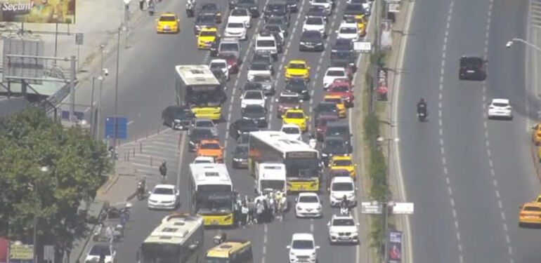 Şişli’de sara nöbeti geçiren motosiklet artçısı, İETT Otobüsünün önüne düştü