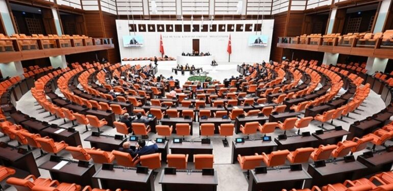 Soyadı düzenlemesini de içeren '9'ncu Yargı Paketi' komisyonda
