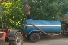 Su tankerinde mahsur kaldı, iş makinesiyle kurtarıldı