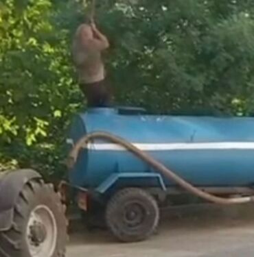 Su tankerinde mahsur kaldı, iş makinesiyle kurtarıldı