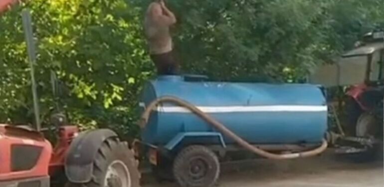 Su tankerinde mahsur kaldı, iş makinesiyle kurtarıldı