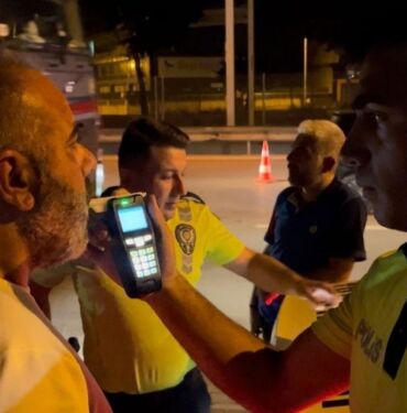 Sulama tankerine çarpan otomobilin sürücüsü Ben alkollüyüm, alkolmetreye arkadaşım üflesin