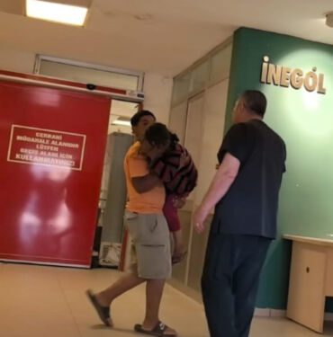 Tarlada oynarken düşen çocuğun göğsüne bıçak saplandı