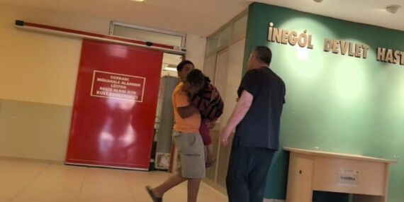 Tarlada oynarken düşen çocuğun göğsüne bıçak saplandı!