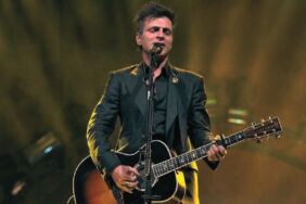 Teoman 30 yıllık gitarını sattı! Geliri bağışlanacak