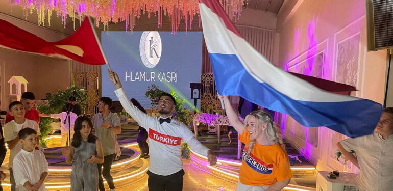 Türk damat ile Hollandalı gelinin düğününde milli maç coşkusu