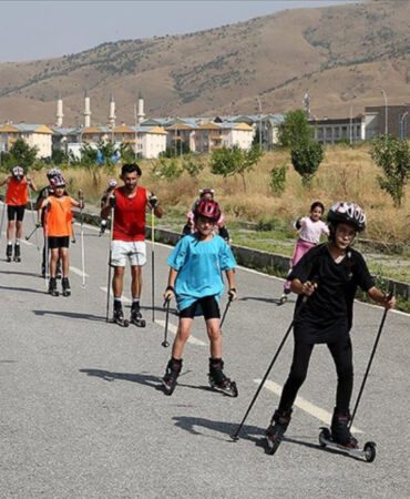 Türkiye şampiyonu olan Muşlu kayakçılara, yazın sıcağı engel değil!