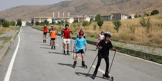 Türkiye şampiyonu olan Muşlu kayakçılara, yazın sıcağı engel değil!