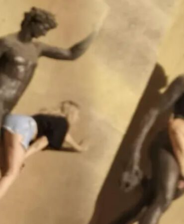 Ünlü heykelle müstehcen pozlar verdi! Sosyal medyada gündem oldu