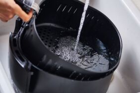Uzmanı açıkladı Air fryerlar ne sıklıkla ve nasıl temizlenmeli