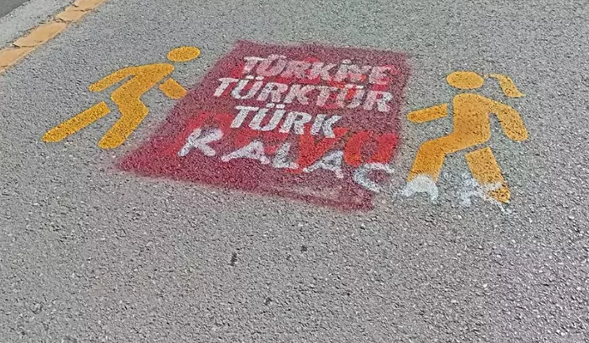 Van'da Kürtçe yaya geçidi yazısına tepki 'Türkiye Türk'tür, Türk kalacak'