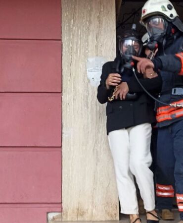 Yangında balkonda mahsur kalan 4 kişiyi, itfaiye kurtardı