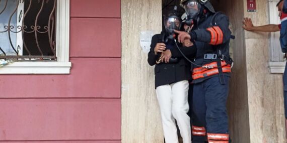 Yangında balkonda mahsur kalan 4 kişiyi, itfaiye kurtardı